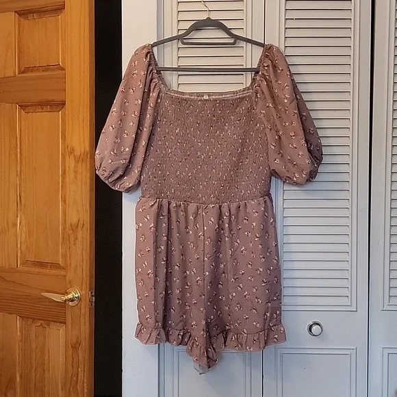 Puff Sleeve Romper - Picture 5 of 13
